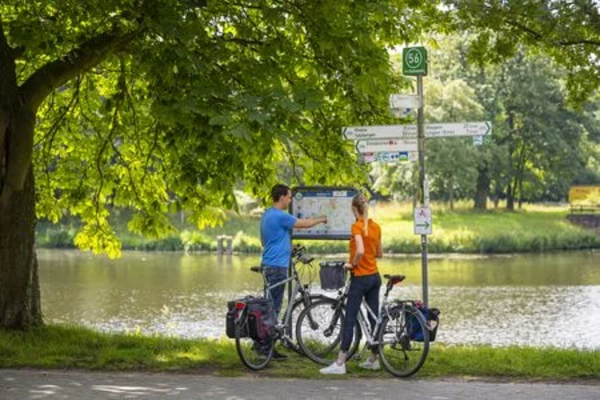 csm_Radfahrende_vor_Knotenpunkttafel__Lingen__Ems__-_Radfahren_im_Emsland__c_Emsland_Tourismus_GmbH__1__31f0aef1e7.webp
