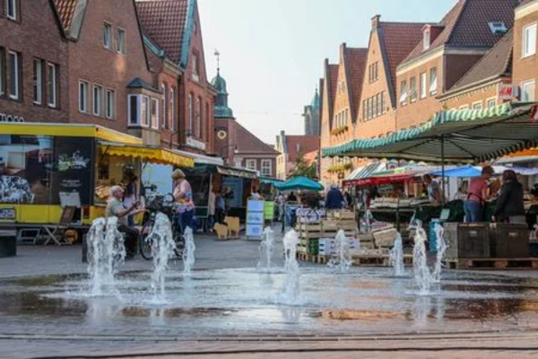 csm_Wochenmarkt_in_Meppen_-_Blick_auf_Markttrubel_in_der_Innenstadt_04__c_Emsland_Tourismus_GmbH_62f0d7000b.webp