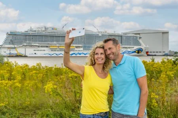 csm_Besucherzentrum_Meyer_Werft_in_Papenburg__Selfie_vor_AIDA-Schiff_-_Radfahren_im_Emsland__c_Emsland_Tourismus_GmbH__2__f686caf287.webp