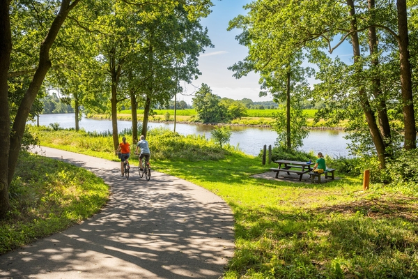 csm_Radeln_auf_Emsland-Route_mit_Rastplatz_an_Ems__Emen__c_Emsland_Tourismus_GmbH__2__3ae1eeb409.jpg